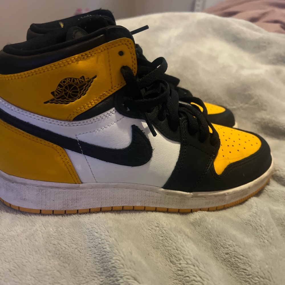 Air Jordan 1 retro high OG yellow toe shoes size 7
